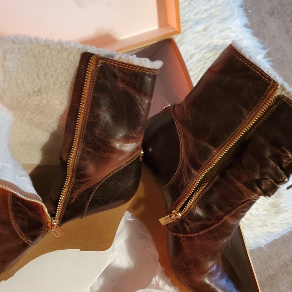Women's distressed Leather booties - Picture 3 of 6